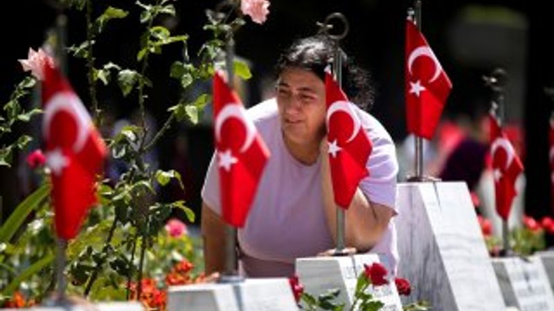 Şehit aileleri bayramda şehitlikleri ziyaret etti