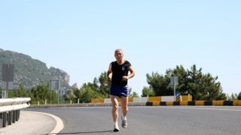 Manisalı ihtiyar delikanlı, her gün İzmir'e kadar koşuyor