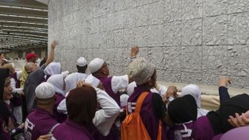 Hacılar şeytan taşladı