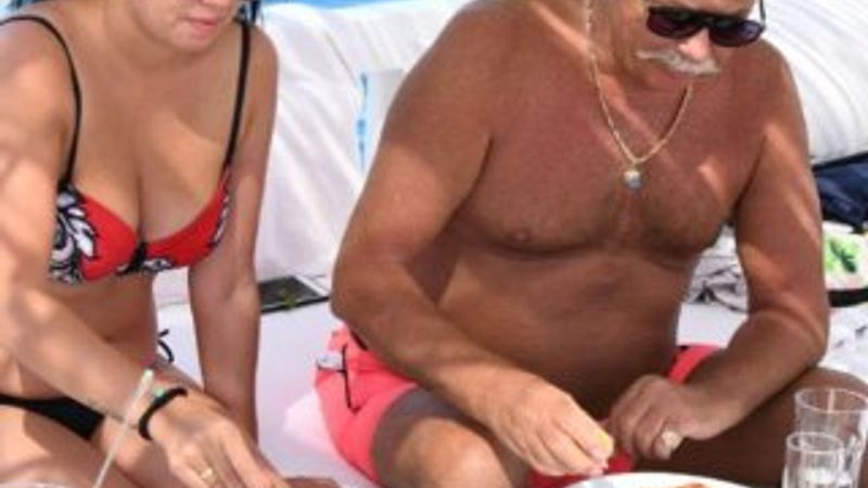 Nuri Alço sevgilisiyle Bodrum tatilinde