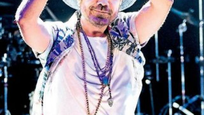 Kayınvalidesi Kenan Doğulu'yu izlemeye gitti