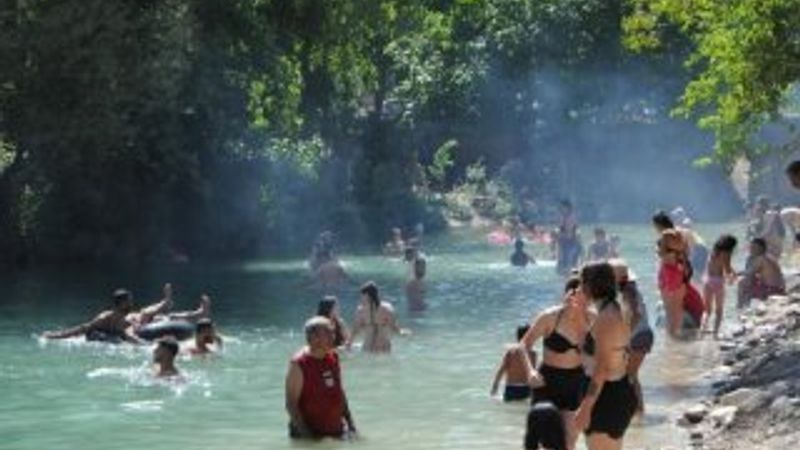 Tunceli'de plajlar doldu taştı