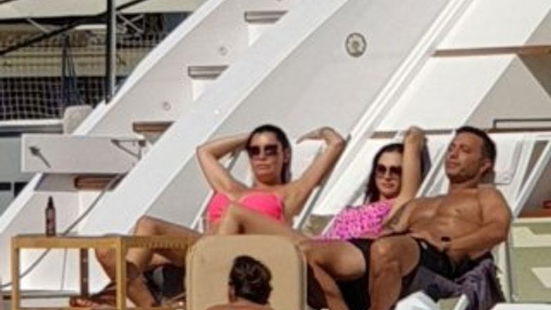 Mustafa Sandal arkadaşları ile tatile çıktı