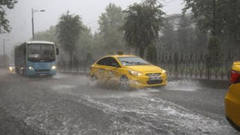 İstanbul'da sağanak sonrası yollar çöktü
