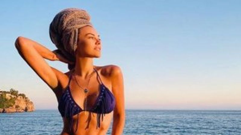 Tuvana Türkay'dan bikinili poz