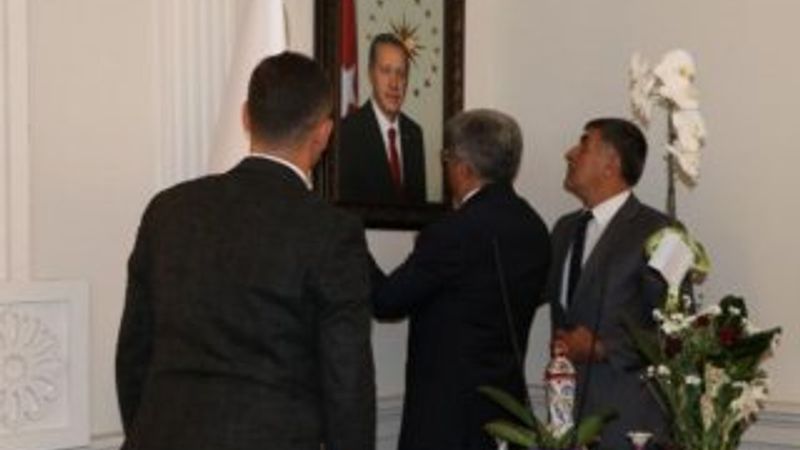 Van'a atanan kayyum makamına Erdoğan'ın fotoğrafını astı