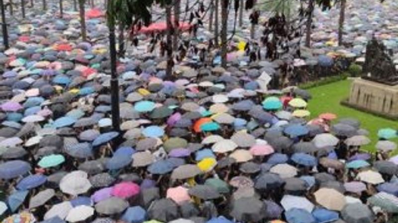 Facebook ve Twitter Çin'deki bazı hesapları askıya aldı