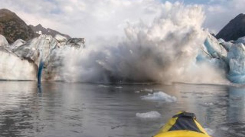 Alaska'daki buzul köprüsünün çökme anı