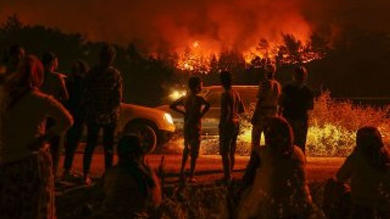 İzmir'deki orman yangını giderek yayılıyor