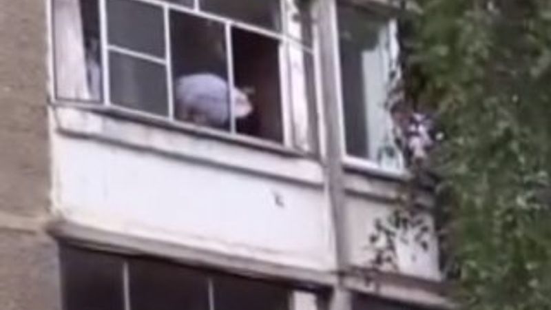 Rus baba bebeğini camdan atmak istedi
