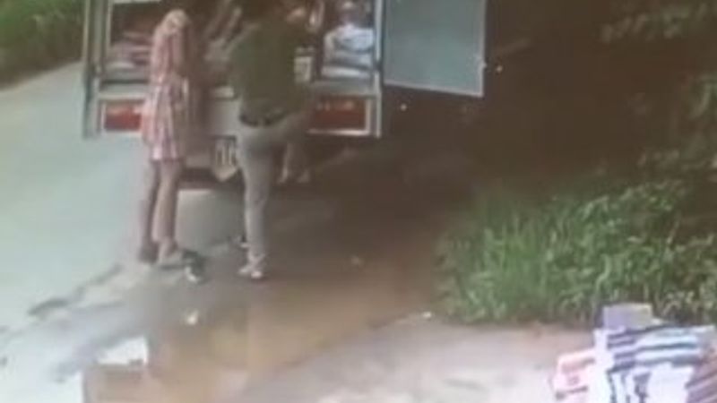 Kamyonun altında kalmaktan son anda kurtuldu