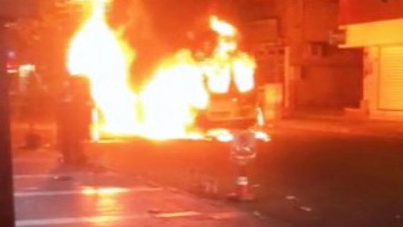 Diyarbakır'da PKK'lılar yolcu minibüsünü yaktı