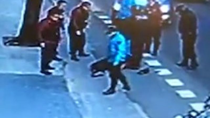 Arjantin'de polisin tekme attığı saldırgan öldü