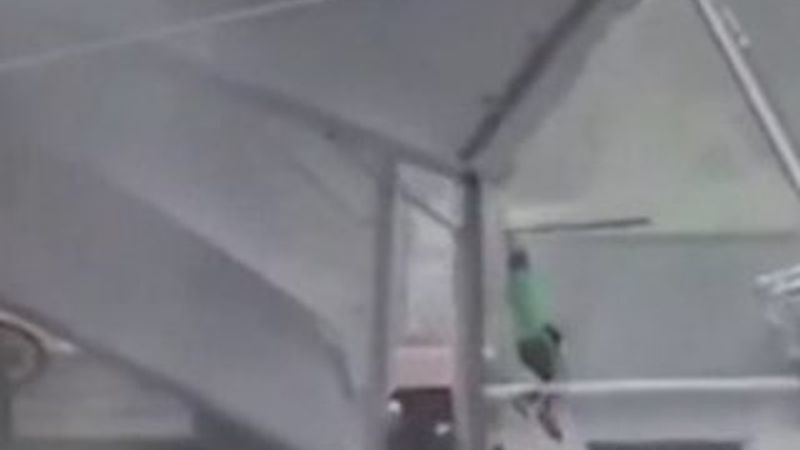 ABD'de fırtınada tenteyle çatıya uçtu