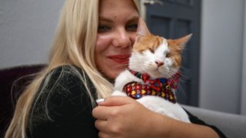 Çöpte bulduğu kör kediyi sahiplendi