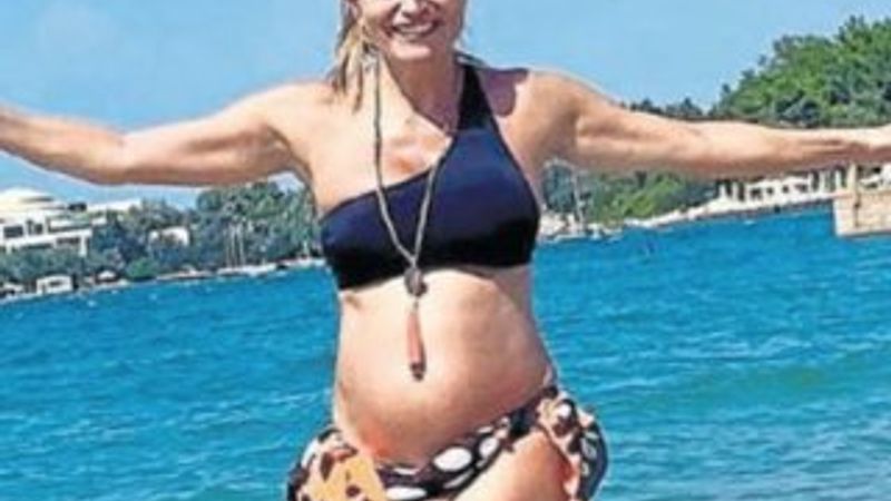 Ece Vahapoğlu plajda fenalaştı