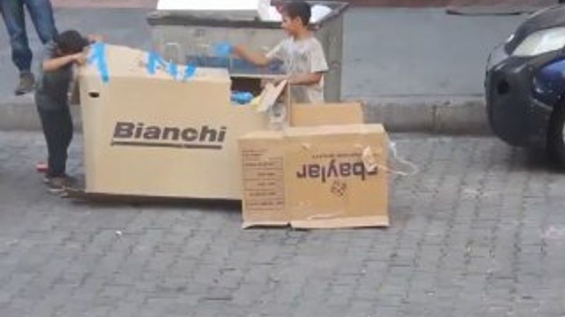 Kağıt toplayan çocuğa bisiklet sürprizi