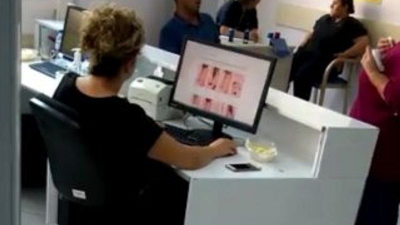 Alışveriş için hastaları bekleten memura soruşturma