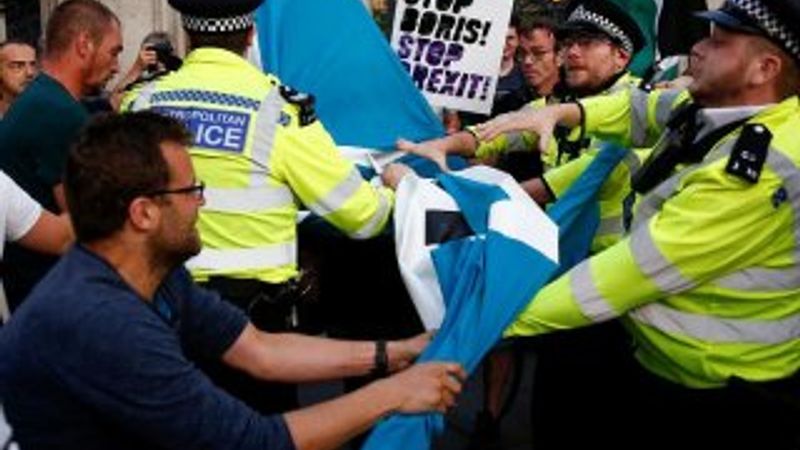 İngiltere'de halk sokakta