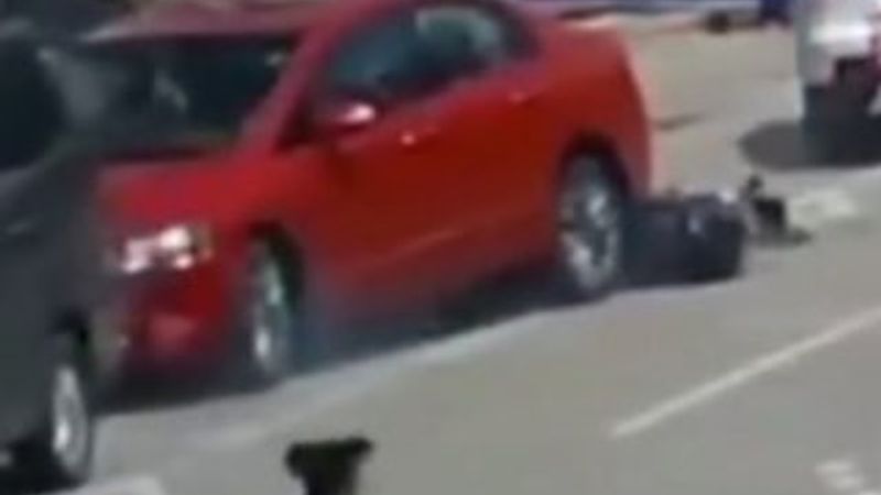 Seyir halindeki motosikletliyi aracın altına aldı