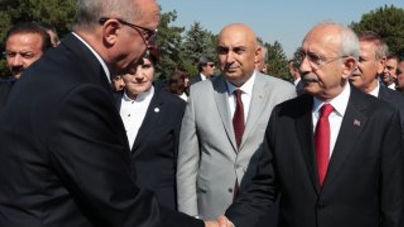 30 Ağustos töreninde Erdoğan-Kılıçdaroğlu tokalaşması
