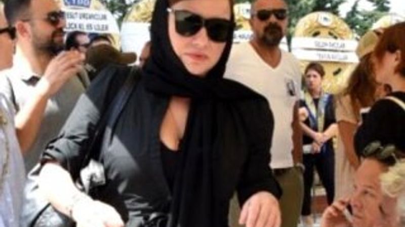 Deniz Seki cenazeye mini elbiseyle katıldı