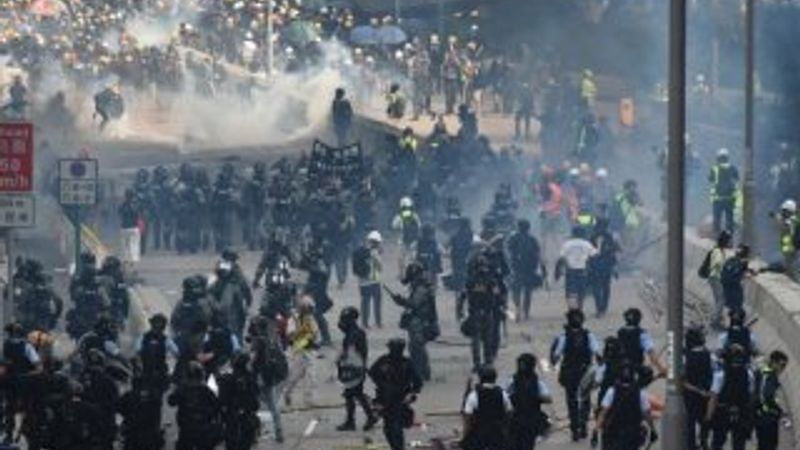 Hong Kong'da protestoculara gözaltılar