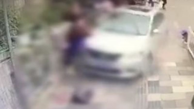 Çinli sürücünün kaldırımdaki yayaları ezdiği an