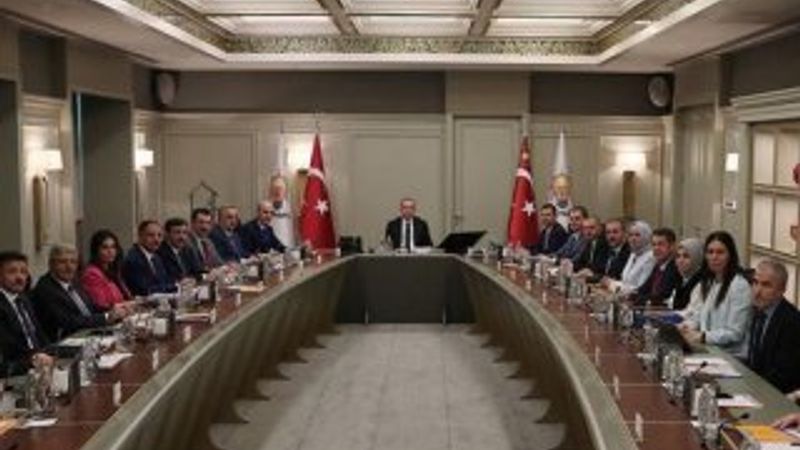 AK Parti MYK'da Davutoğlu'na ihraç kararı