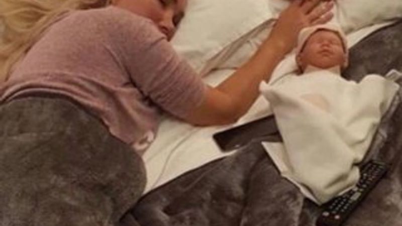 Seren Serengil oyuncak bebeğiyle uyudu