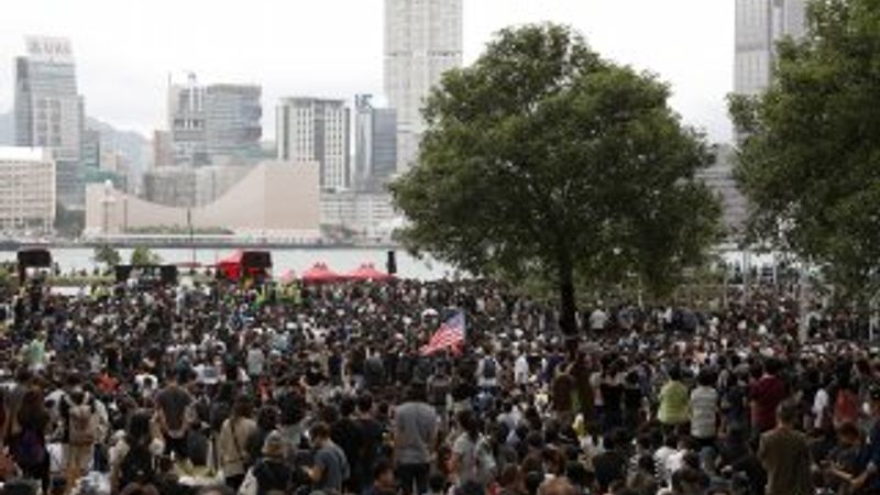 Hong Kong'ta öğrenciler sokaklara döküldü