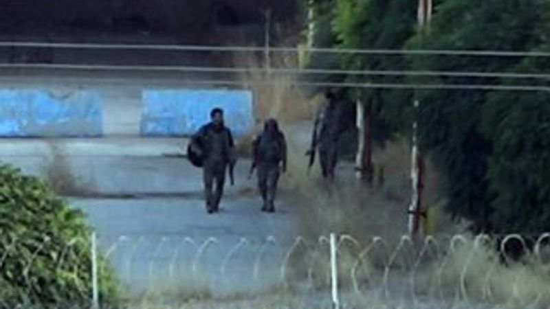YPG’li teröristler sınırda görüntülendi