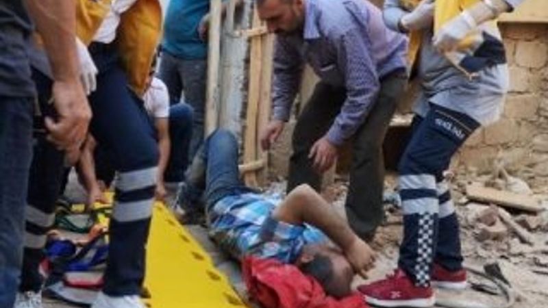 Bina yıkımında 4 metreden düşen işçi ağır yaralandı