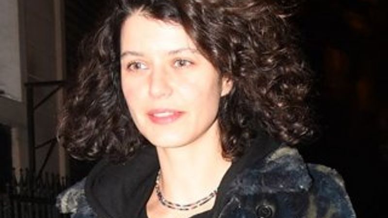 Beren Saat dişlerini yaptırdı