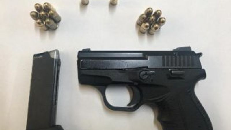 Ayrıldığı eşinin evine silahla girerken yakalandı