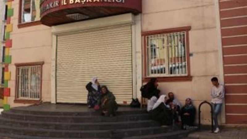 Diyarbakır'da ailelerin eylemi üzerine HDP kepenk kapattı