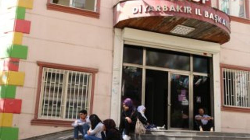 Diyarbakır HDP binası önünde oturma eylemi