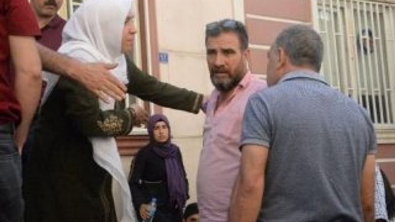 HDP binasının önünde bekleyen annenin isyanı