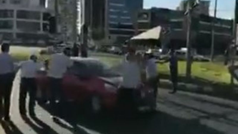 Diyarbakır'da HDP'liler yol kapatma eylemi yaptı