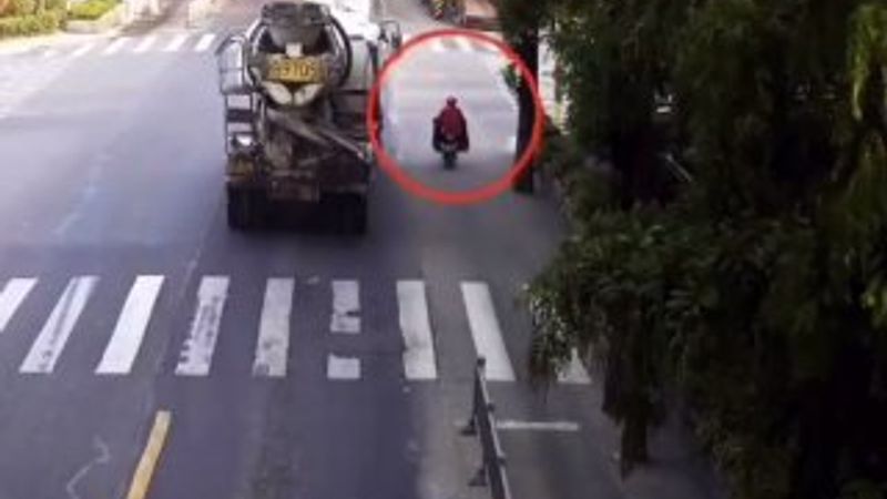 Çin'de motosikletli kadının mucize kurtuluşu