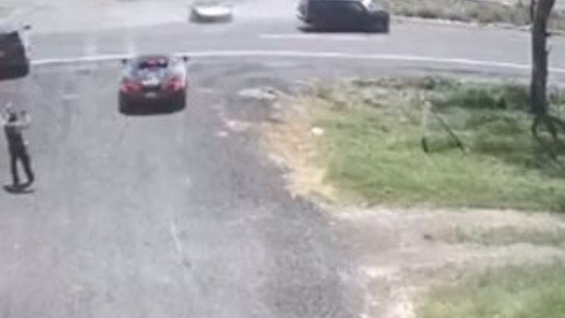 Meksika'da cip, çarptığı lüks aracı ikiye böldü