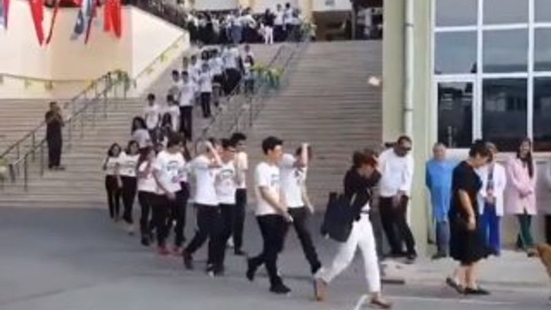 Kadıköy'de yeni öğrenciler simit atılarak karşılandı