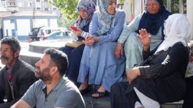 HDP binasının önünde eylem yapan aileler koruma altında