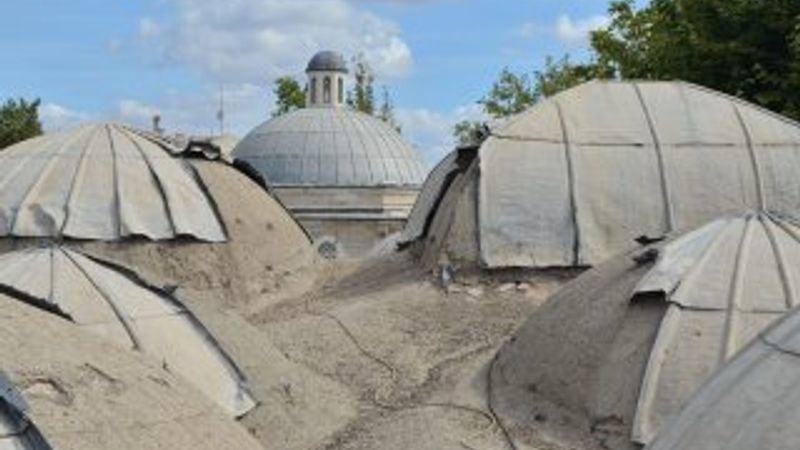 500 yıllık caminin kubbelerindeki kurşunları çaldılar