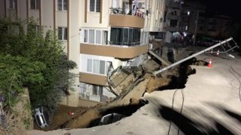 İzmir'de istinat duvarı çöktü