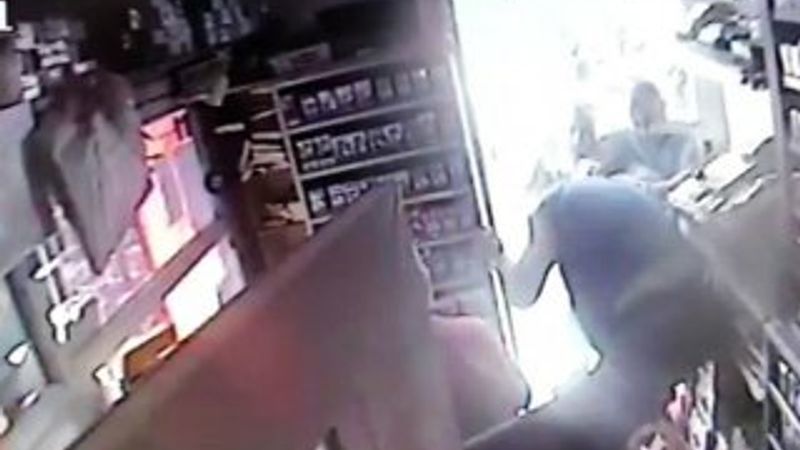 İstanbul'daki bir büfede şakadan sonra kavga çıktı