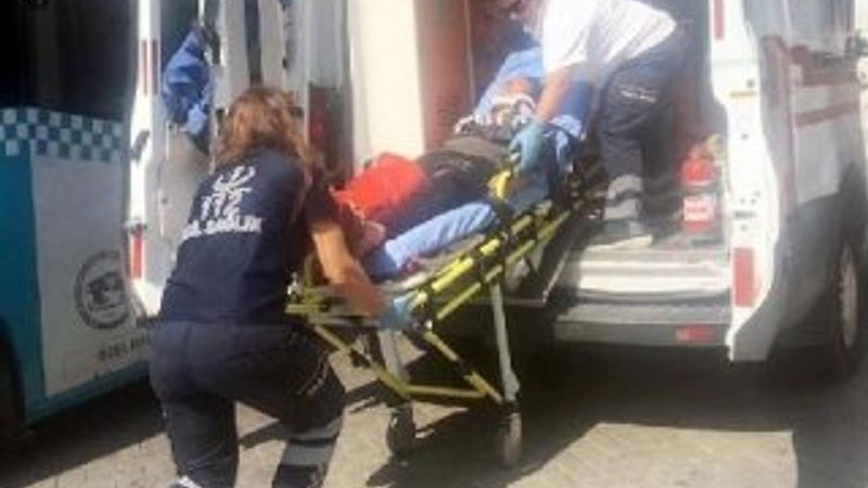 Ters yönden gelen otomobille motosiklet çarpıştı: 2 yaralı