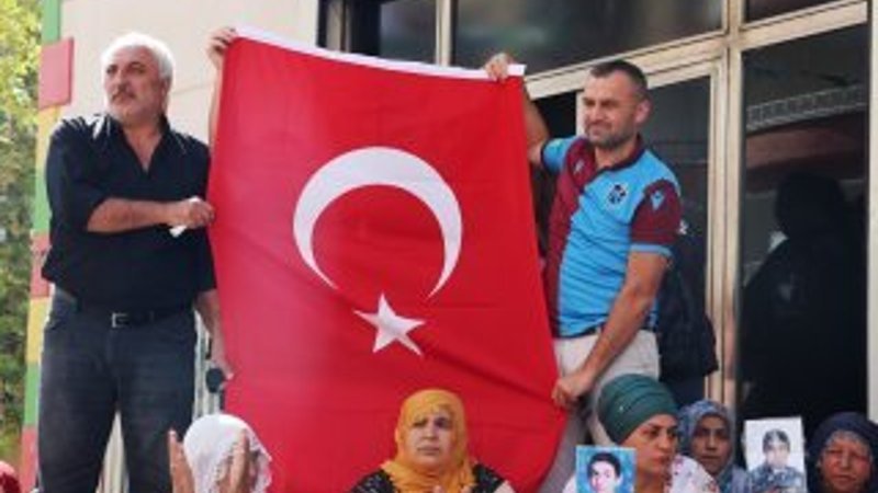 Diyarbakır'da HDP binası önünde Türk bayrağı açıldı