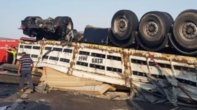 Bursa'da kırımızıda geçen tır otomobili biçti