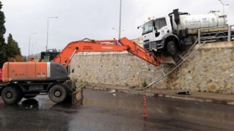 Vidanjör köprülü kavşakta asılı kaldı